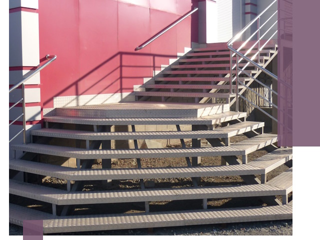 Лестницы для магазина в Феодосии — изготовление и монтаж