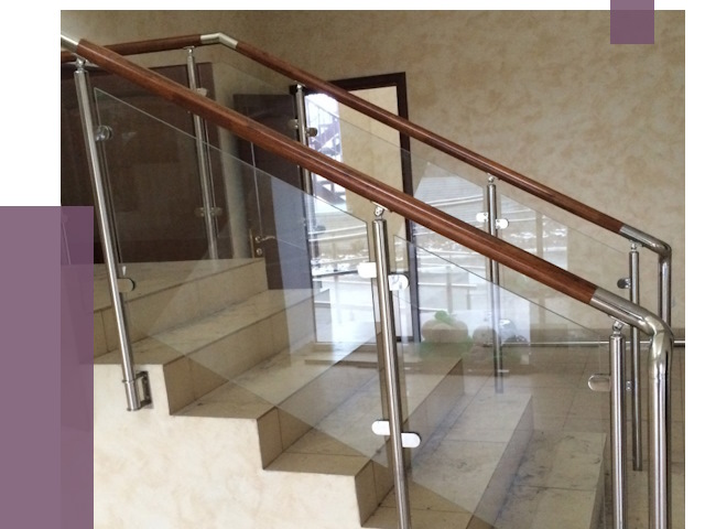 Комбинированные перила из металла и дерева в Феодосии