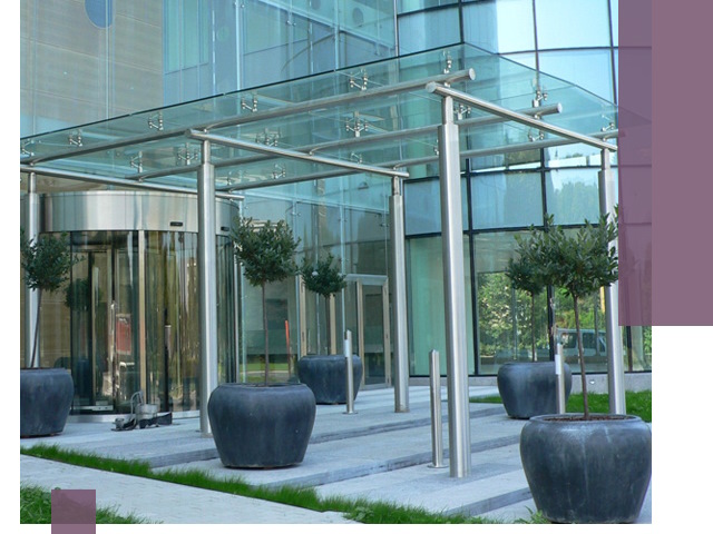 Навесы из стекла на заказ в Феодосии — монтаж и установка