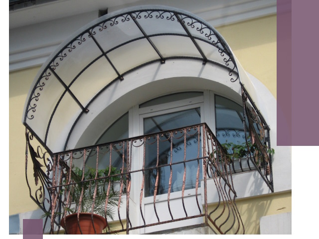 Козырьки над балконом в Феодосии — изготовление и монтаж