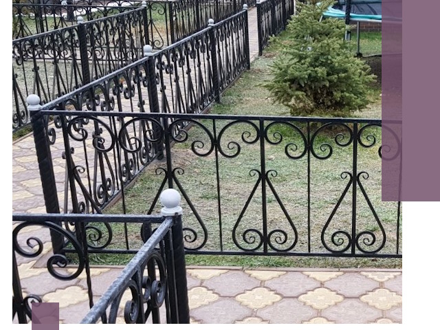 Кованые газонные ограждения под ключ в Феодосии